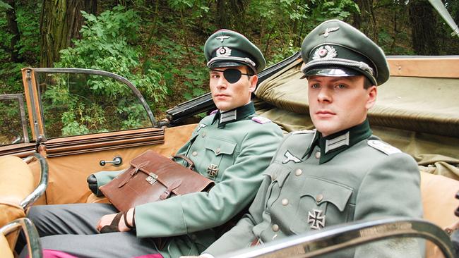 20. Juli 1944: Oberst von Stauffenberg (Peter Becker, l.) und sein Adjutant Oberleutnant Werner von Haeften (Nikolas Reinke) auf dem Weg zum Führerhauptquartier Wolfsschanze.