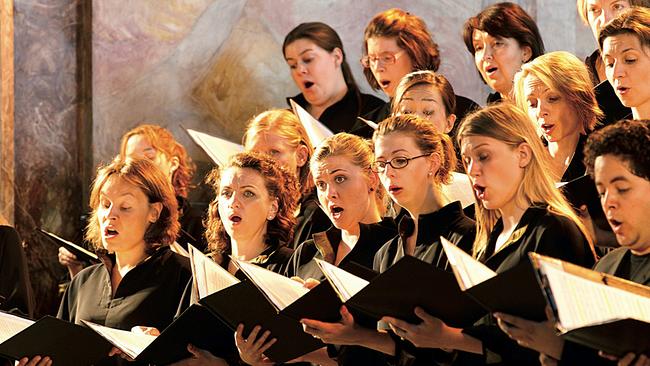 Arnold Schoenberg Chor: Sängerinnen singen mit Notenblättern in der Hand.