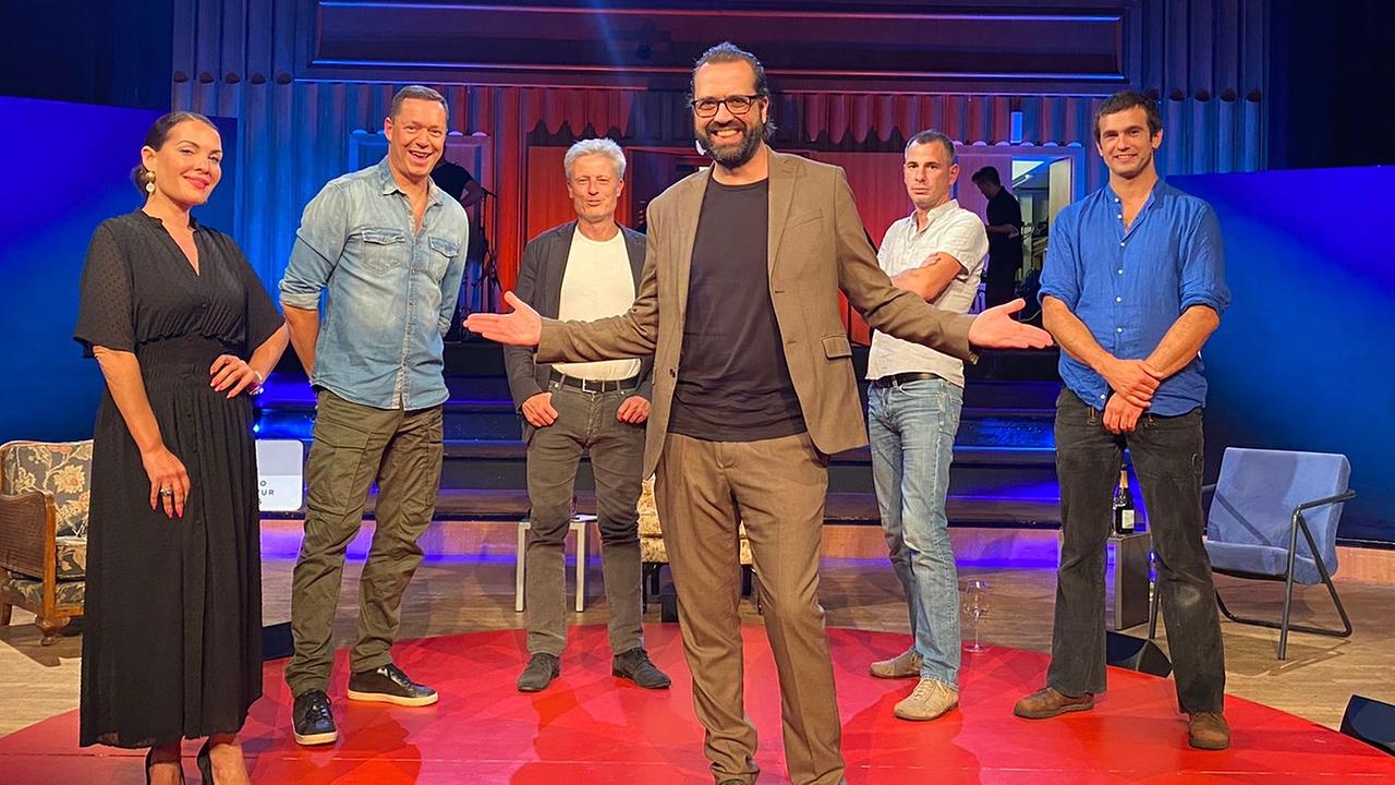 © ORF III / Manon Soukup Aida Loos, Alex Kristan, Florian Scheuba, Gerald Fleischhacker, Christoph und Lollo auf der "Tafelrunde"-Bühne im RadioKulturhaus