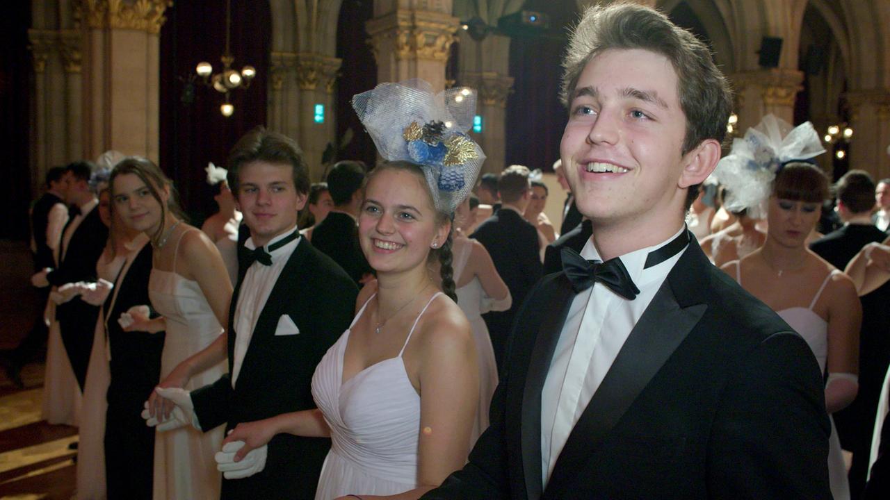 Junge Paare bei der Eröffnung am Rot-Kreuz-Ball