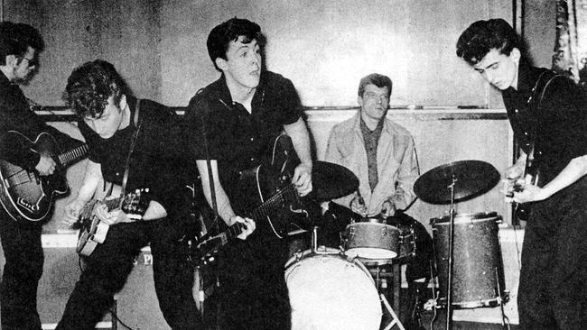 Liverpool, 1960: The Silver Beatles (L-R Stu Sutcliffe, John Lennon, Paul McCartney, Johnny Hutch und George Harrison) auf der Bühne im Jahr 1960 in Liverpool England. Der Schlagzeuger Johnny Hutch saß da, weil sie an diesem Tag keinen Schlagzeuger hatten.