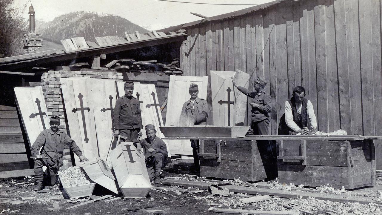 Kriegsfotograf Anton Trixl: Sargproduktion im 1. Weltkrieg