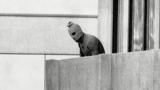 Am 5. September 1972, nehmen palästinensische Terroristen bei den olympischen Spielen in München elf israelische Athleten als Geiseln. Beim Befreiungsversuch werden alle Geiseln getötet.