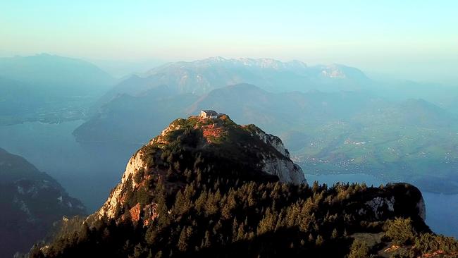 Land der Berge: Der Traunstein - Wächter des Salzkammerguts; Im Bild: Der Gipfel des Traunstein mit dem Traunsteinhaus