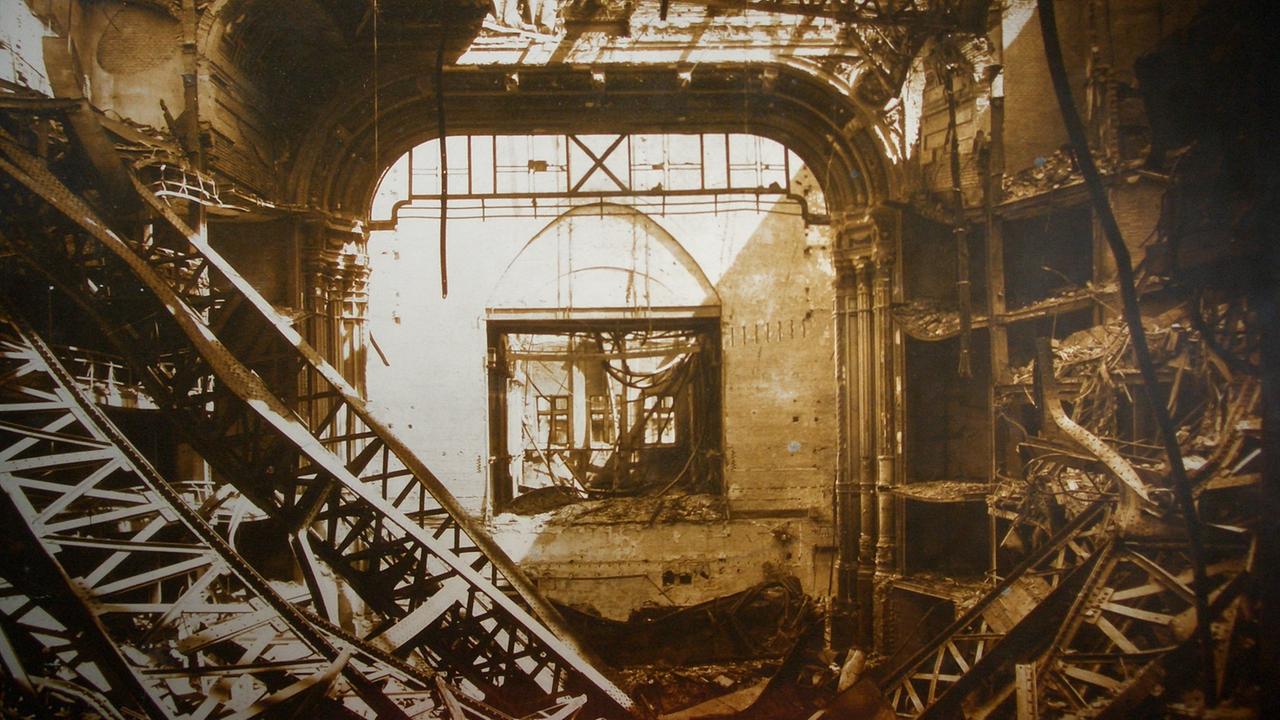 Die zerstörte Oper nach dem Bombenangriff vom 12. März 1945