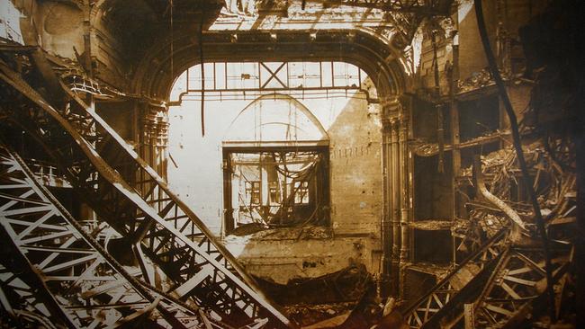 Die zerstörte Oper nach dem Bombenangriff vom 12. März 1945