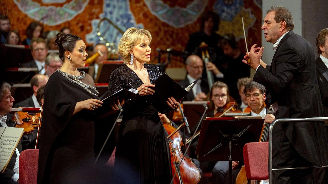 © ORF/Unitel/Jörg Simanowski Eleonora Buratto, Elina Garanca und Daniele Gatti mit Orchester im Hintergrund beim "Verdis Requiem" aus Barcelona
