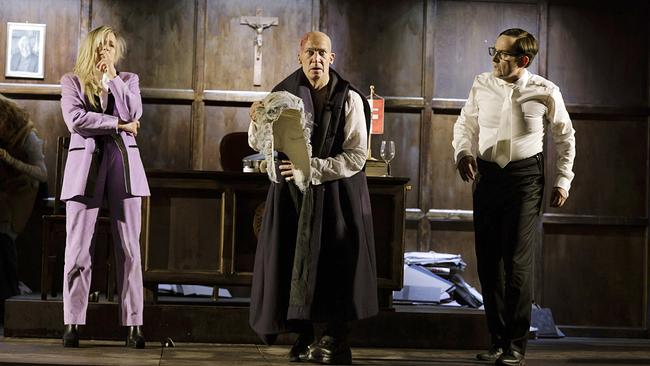 Von den Tiroler Volksschauspielen in Telfs: Der zerbrochne Krug - Corinna Harfouch, Tobias Moretti und Harald Schrott