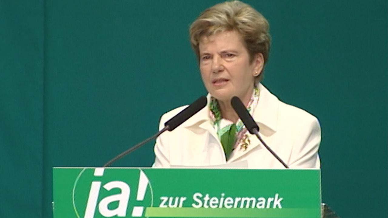 Waltraud Klasnic - Die Frau Landeshauptmann;  Im Bild: Waltraud Klasnic hinter einem Rednerpult mit der Aufschrift "ja! zur Steiermark"