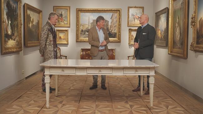 Ulrich Prinz begutachtet den Tisch aus dem Josephinum, den Florian Brandt (li. im Bild) mitgebracht hat. (in der Mitte: Karl Hohenlohe)
