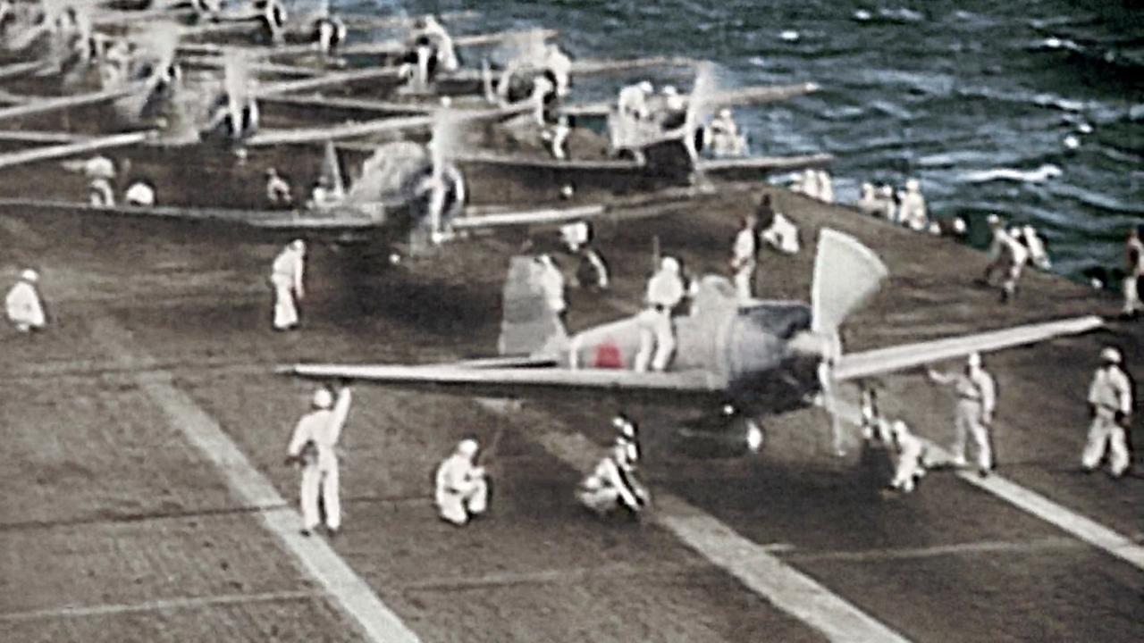 Japanische Flugzeuge auf einem Flugzeugträger.