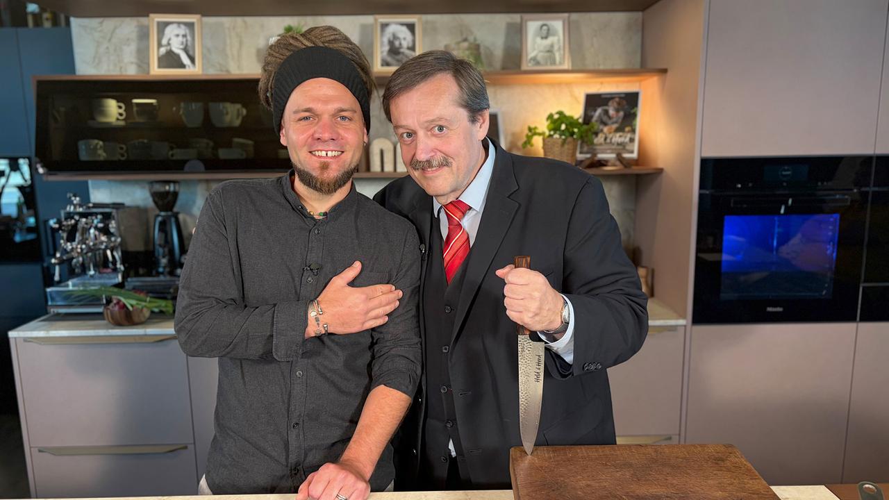 © ORF/Kiwi TV Christoph "Krauli" Held und Werner Gruber stehen nebeneinander in der Experimentalküche.