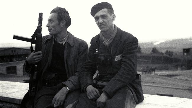 Francisco Boix (der junge Mann ohne Waffe rechts im Bild) brachte tausende Fotos der SS in Sicherheit.