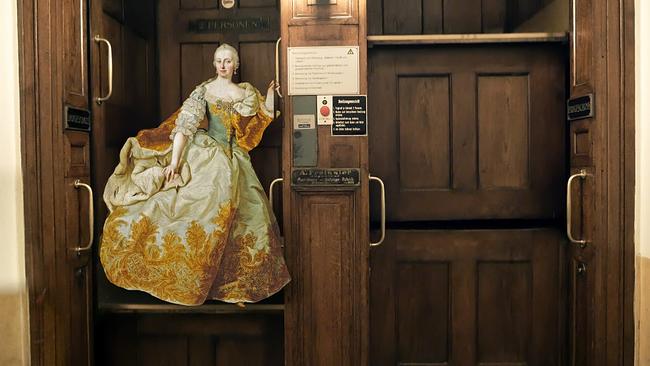 Maria Theresia war ein Aufzugfan, aber blieb oft stecken. Sie hätte sich über einen zuverlässigen Pater Noster gefreut. Diese sind uns heute zu unsicher und es werden keine neuen mehr zugelassen.