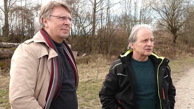 Gestalter Fritz Dittlbacher und Manuel Garcia Barrado, der Sohn eines ehemaligen KZ-Häftlings aus Spanien, der nach der Befreiung in Mauthausen geblieben ist und später der Verwalter der Gedenkstätte war.