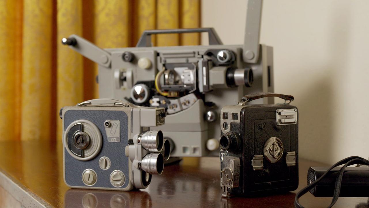 Alte Kameras und Projektor zum Abspielen der Filmbänder