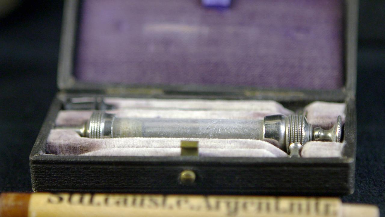 Ein fixer Bestandteil des Reisegepäcks der Damen des 19. Jahrhunderts: Kokainspritze als Mittel gegen Wechselbeschwerden, Sisi Museum Wien.