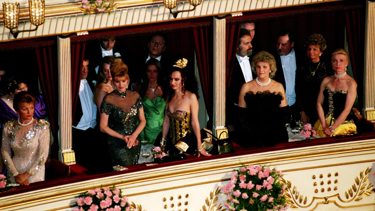 Richard Lugner, Ivana Trump, Christine Lugner stehen in ihren Logen beim Opernball in der Wiener Staatsoper