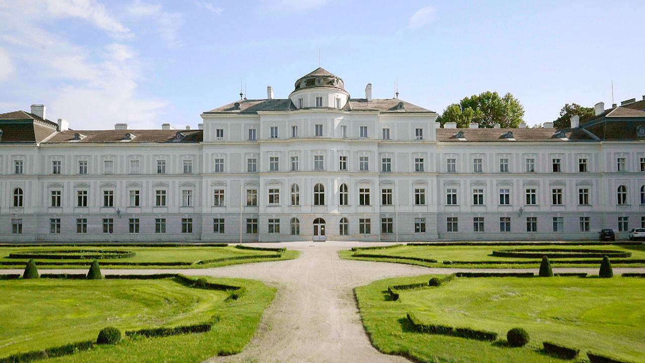 © ORF/Clever Contents Wiens erotische Palais (2/3): Wo heute die Wiener Sängerknaben und Chormädchen leben, war früher ein luxuriöser Sommersitz der Habsburger – rein dem Vergnügen gewidmet.