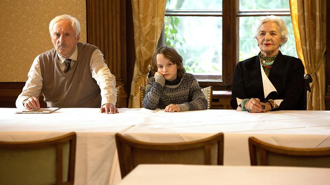Max Schellinger, Emil und Mechthild Singer sitzen nebeneinander an einem langen Tisch mit weißem Tischtuch in einem eleganten Raum in der Seniorenresidenz 