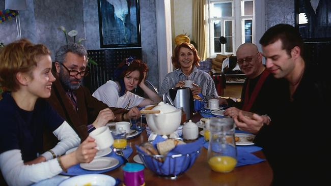Das Nest ist voll! Allmorgendlich versammeln sich die WG-Mitglieder (v.li.: Muriel Baumeister, Robert Giggenbach, Lavinia Wilson, Senta Berger, Ignaz Kirchner und Johannes Brandrup) um Elisabeths reich gedeckten Frühstückstisch.