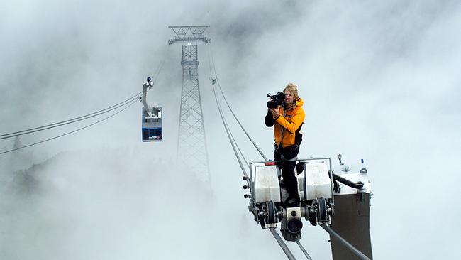 Zugspitze: Berg der Kontraste; Im Bild: Kameramann auf einem Seilbahnreiter.