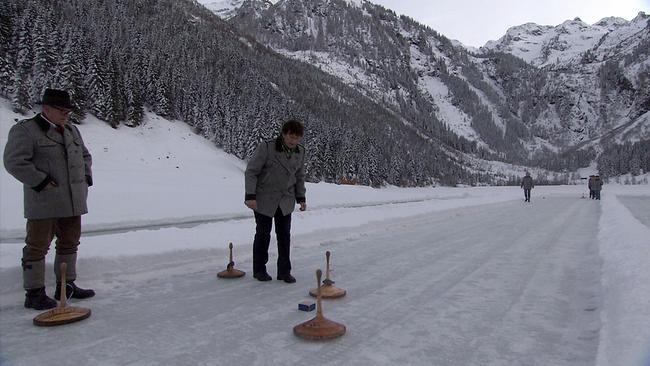 Ein beliebter Zeitvertreib am Bodensee ist das Eisstockschießen.