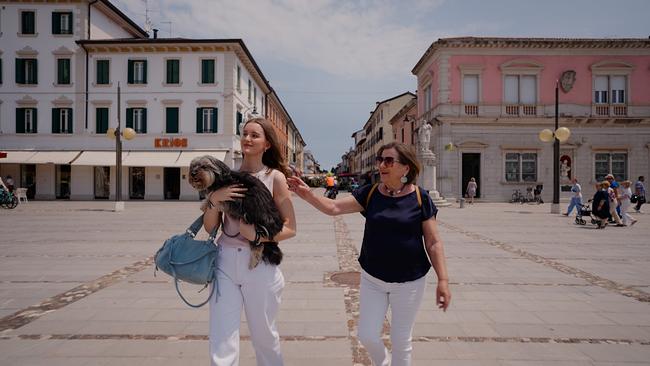 Gloria & Katharina Karlich am Hauptplatz von Palmanova in Begleitung ihrer Hündin Meixi