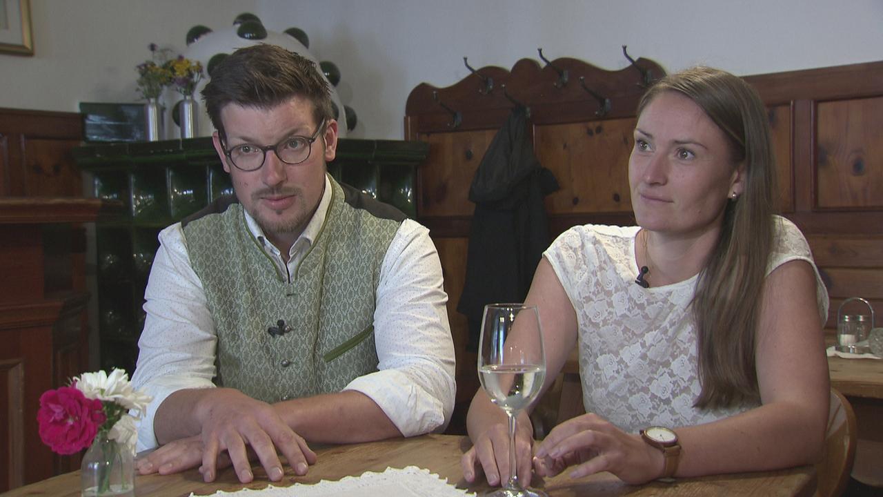 Franz Wolf und seine Frau Ariane Auch bei einem Tisch in ihrem Gasthaus. 