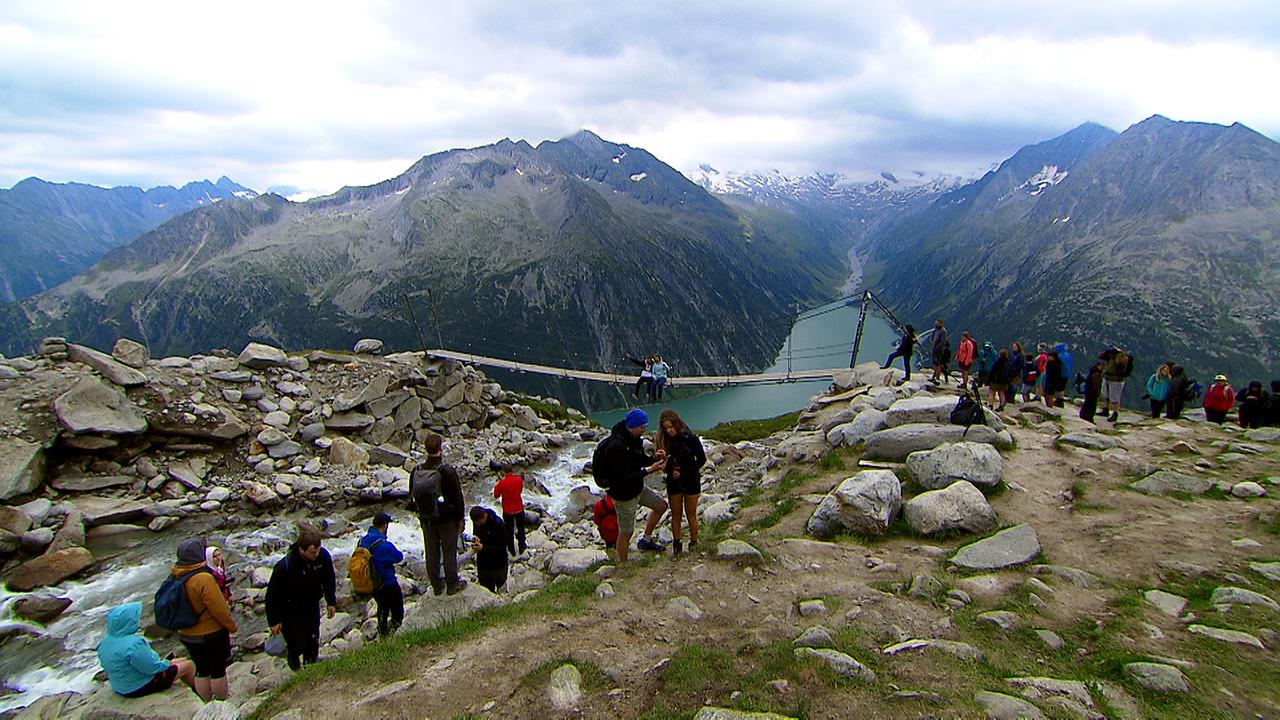 Die Olpererbrücke im Zillertal ist ein Touristenmagnet. Viele kommen nur für ein Foto auf der Brücke. 