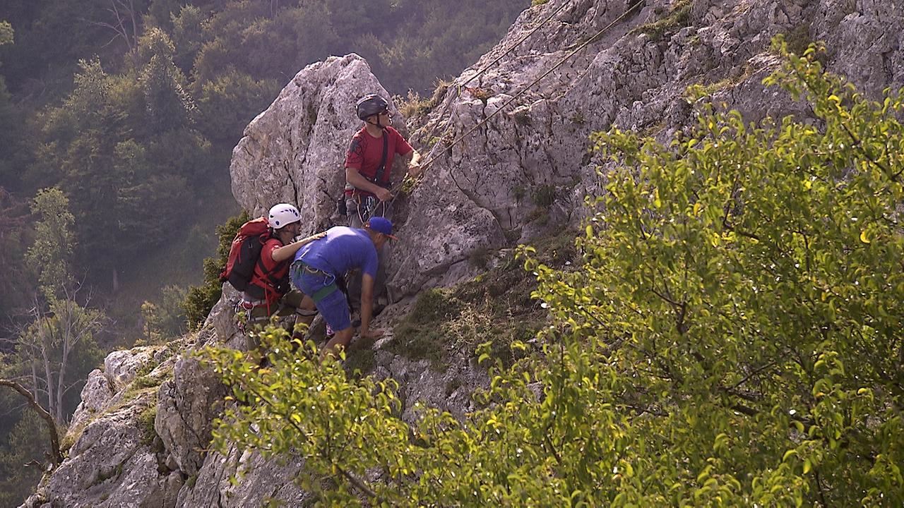 Bergretter helfen einem erschöpften Kletterer auf der Hohen Wand. Immer wieder überschätzen sich Bergsportler. 