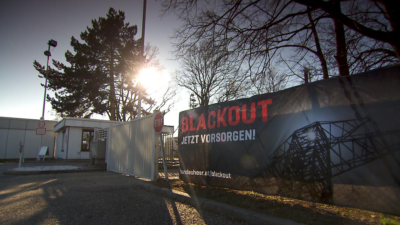 Eingang Kaserne Fliegerhorst Brumovski in Langenlebarn mit einem Banner "Blackout - Jetzt vorsorgen!"