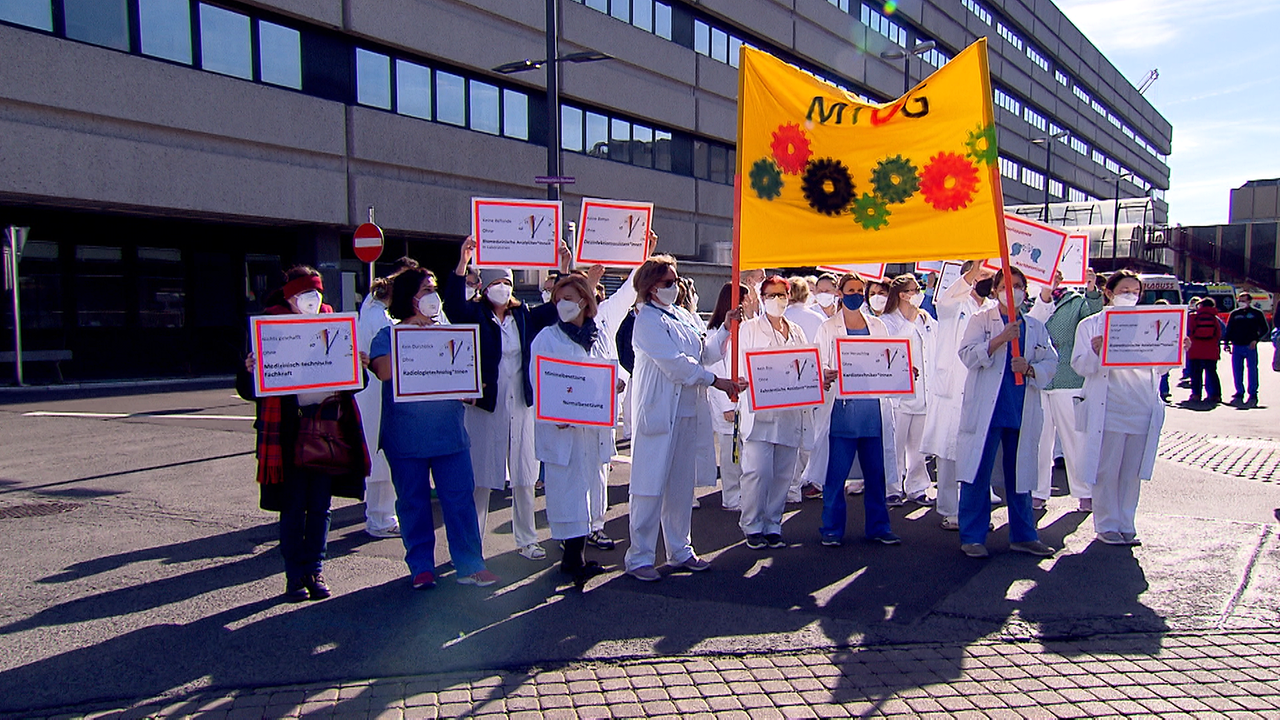Ende Februar demonstriert das Gesundheitpersonal in ganz Österreich gegen die katastrophalen Arbeitsbedingungen. Der größte Protest ist vor dem Wiener AKH. 
