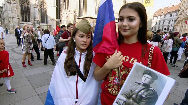 Zwei russische Mädels mit Flagge am Stephansplatz. 