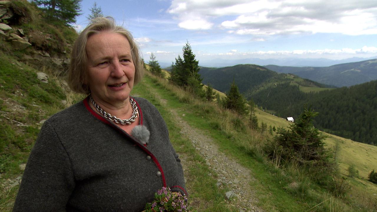 Christa Hintermann auf einem Wanderweg in den Bergen.