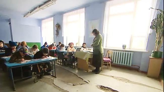 Klassenzimmer mit Schülerin in der Schule in Moldawien.