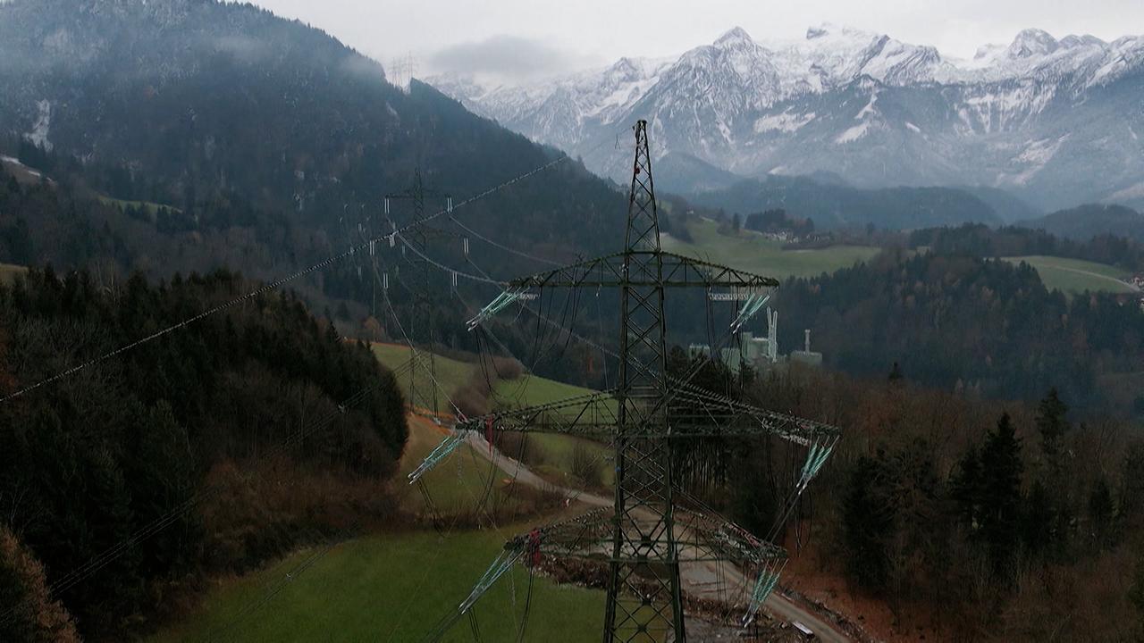 Drohnenbild vom Berg auf eine Stromleitung