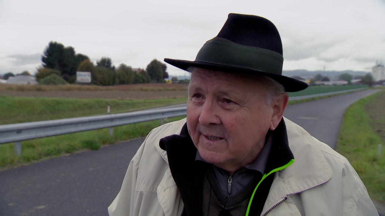 Herr Schoberleitner mit Hut im Interview auf der Straße 