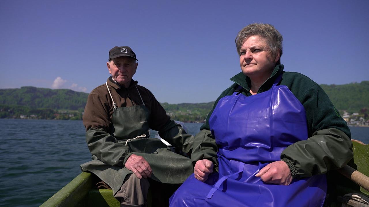 Monika und Vater Johann Trawöger in ihrem Boot am Traunsee.