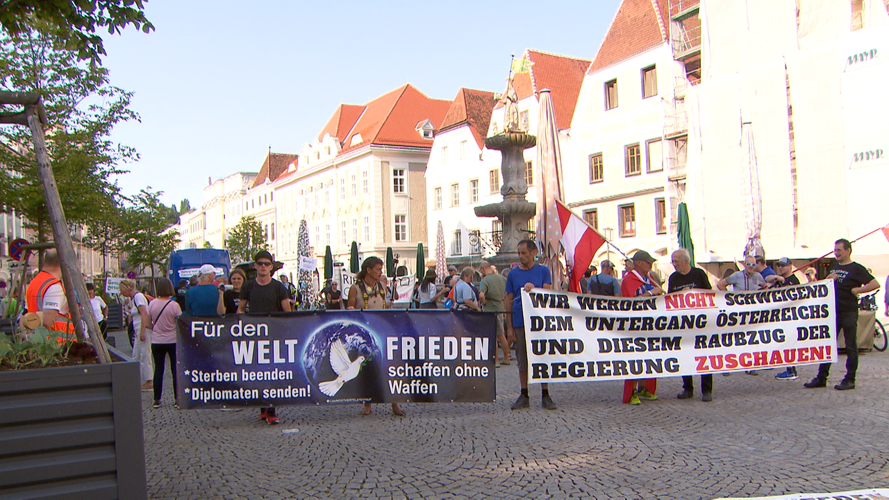 Der 128. Stadtspaziergang in Steyr. Seit mehr als zwei Jahren wird jeden Sonntagabend in der Stadt demonstriert.