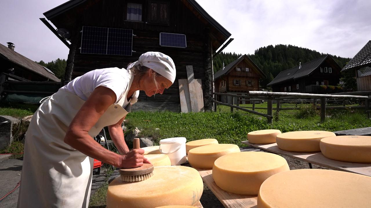 Käsemacherin beim Käsemachen