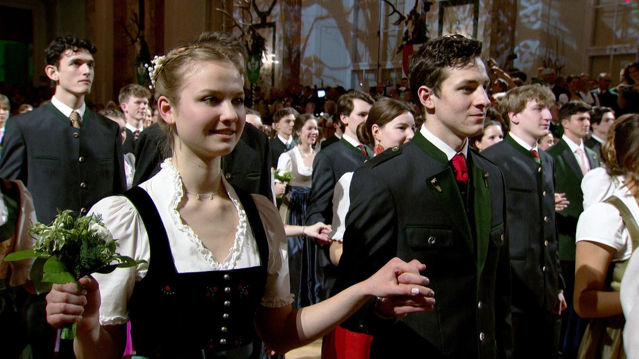© ORF Clara und Leonhard haben den Jägerball eingetanzt. Der Jägerball gilt als Opernball der Tracht.