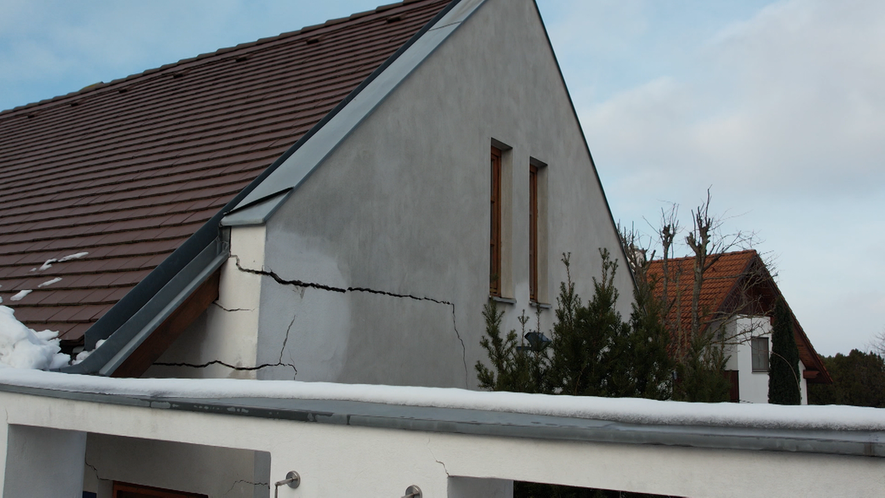 Hausriss an einer Fassade