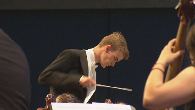 Dirigent Matthias Achleitner während des Konzerts vor dem Podim 
