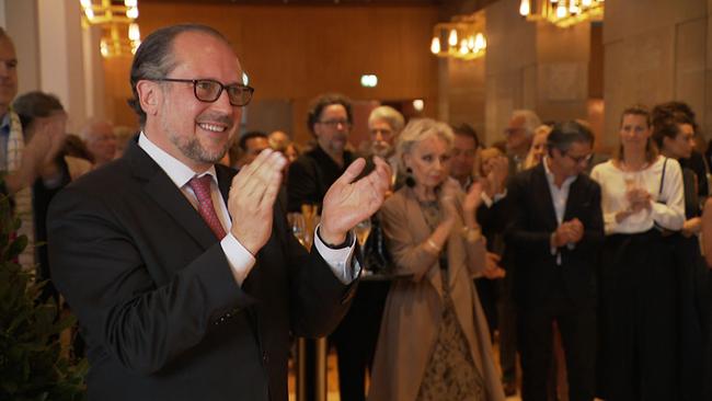 © ORF / Seitenblicke Außenminister Alexander Schallenberg applaudiert vor seinen Gästen