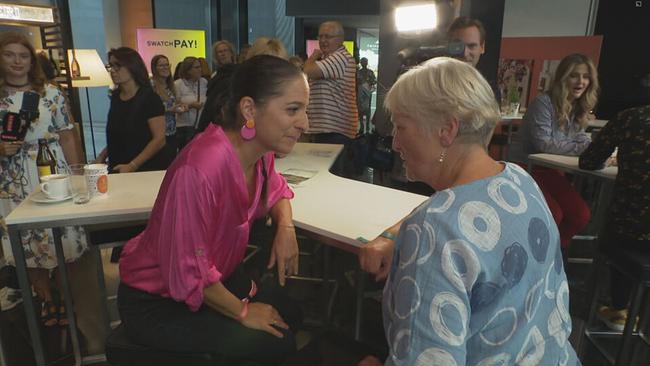 © ORF / Seitenblicke Caroline Athanasiadis bei einem Speed Date mit einer Besucherin