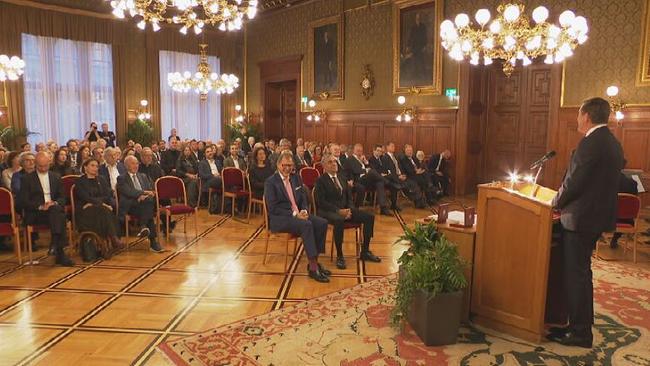 © ORF / Seitenblicke Menschen sitzen in einem Saal im Rathaus