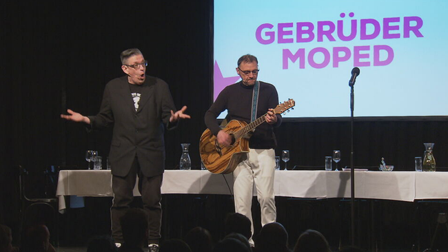© ORF 2 Seitenblicke Das Kabarettisten-Duo "Gebrüder Moped" auf der Bühne der Kulisse Wien