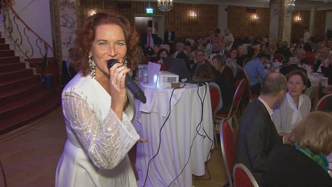 Maya Hakvoort singt bei der Benefizgalla in einem weißen Abendkleid 