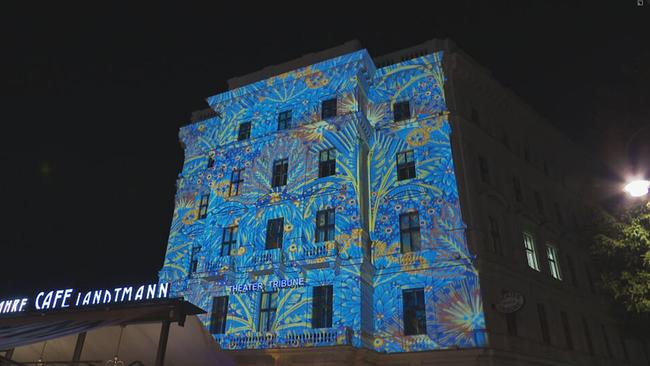 © ORF / Seitenblicke Café Landtmann von außen mit einem blauen Muster beleuchtet